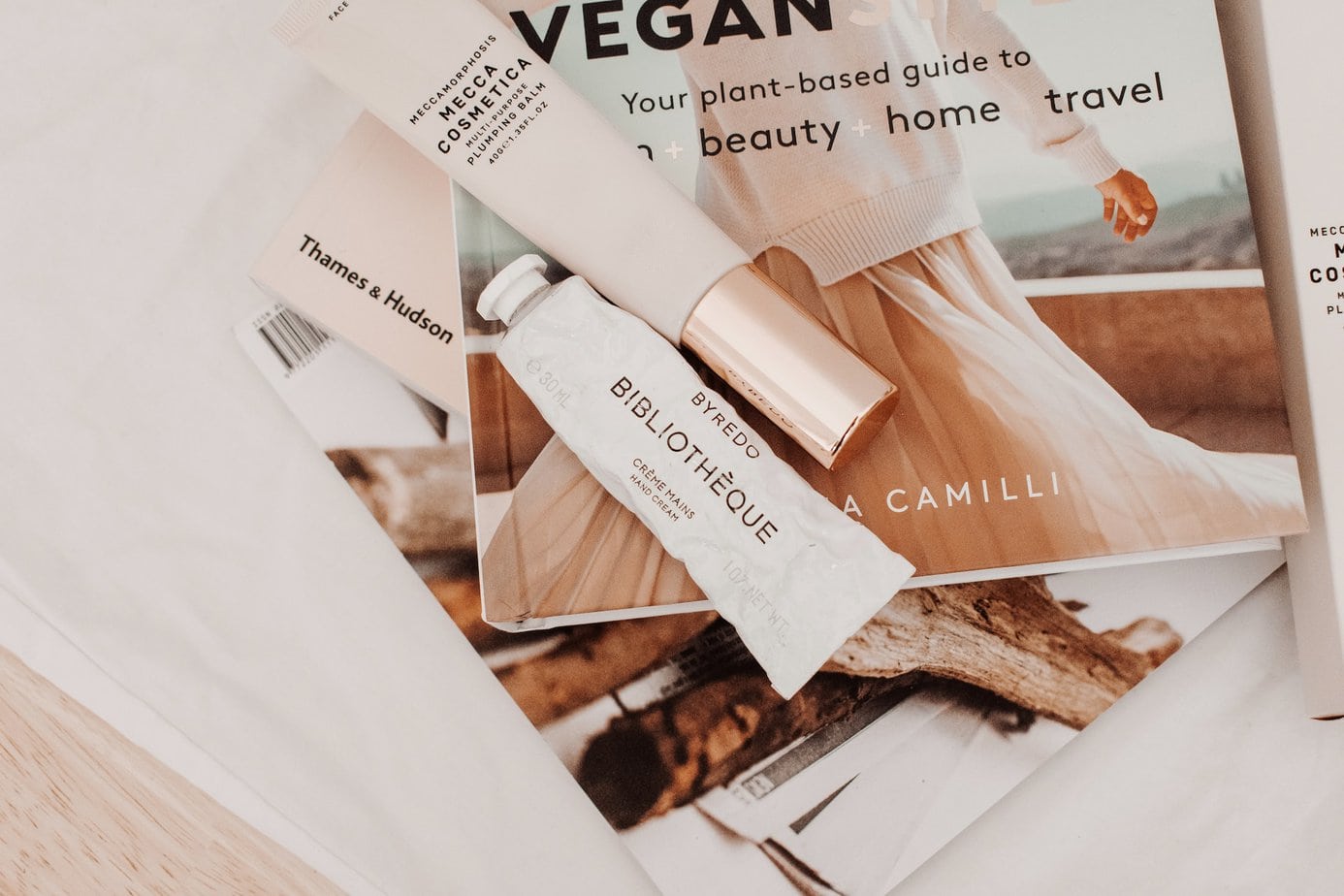 What ingredients must vegan cosmetics not contain?